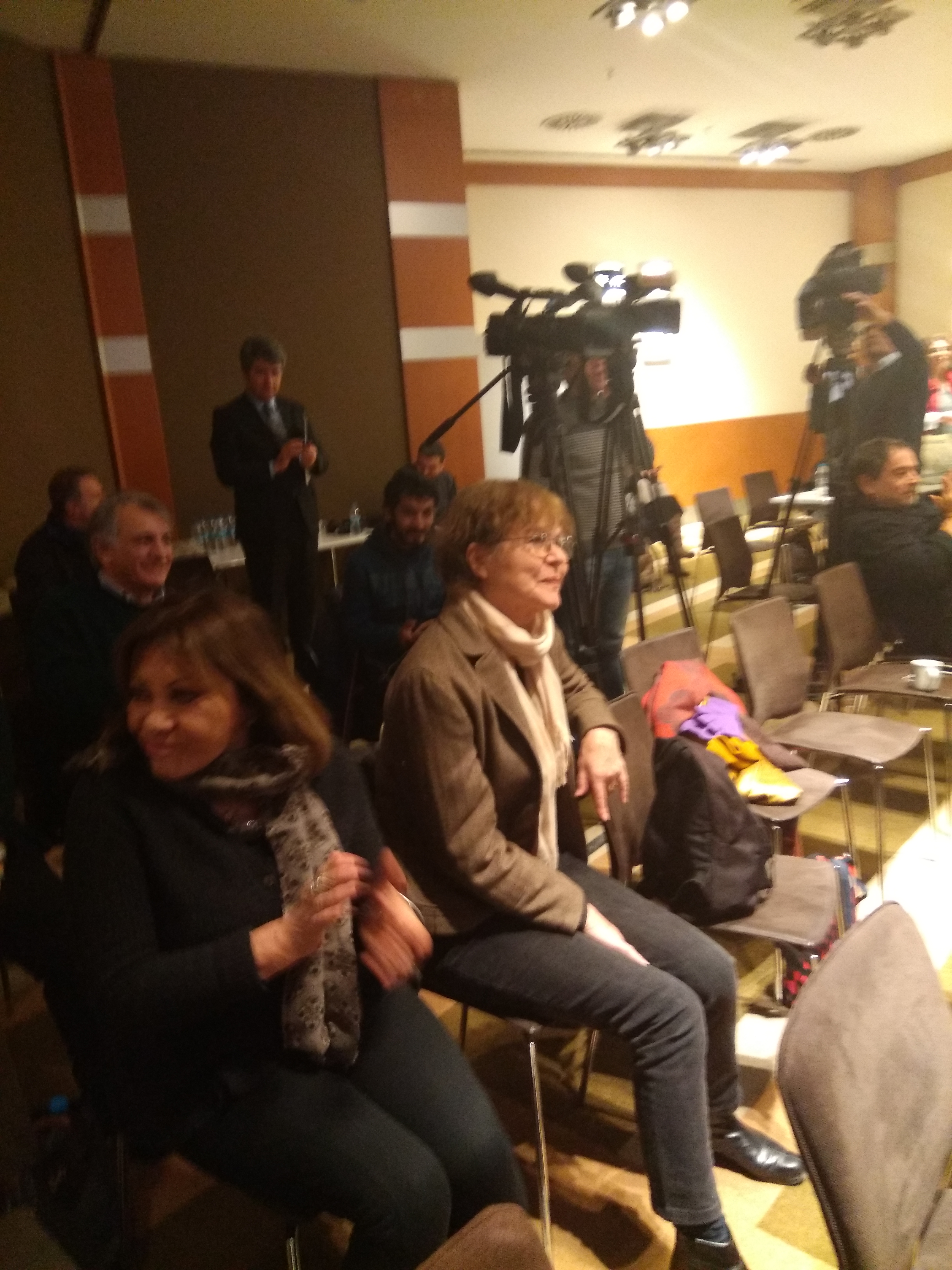 Hüsamettin Cindoruk, ayağa kalkmasını rica ederek panelin davetlileri arasında yer alan Necmiye Alpay'ı alkışlattı.