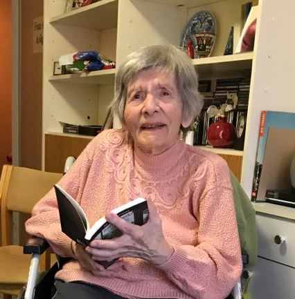Anjel Açıkgöz, elinde Suyun Şavkı kitabıyla (Mart 2017, Leipzig)