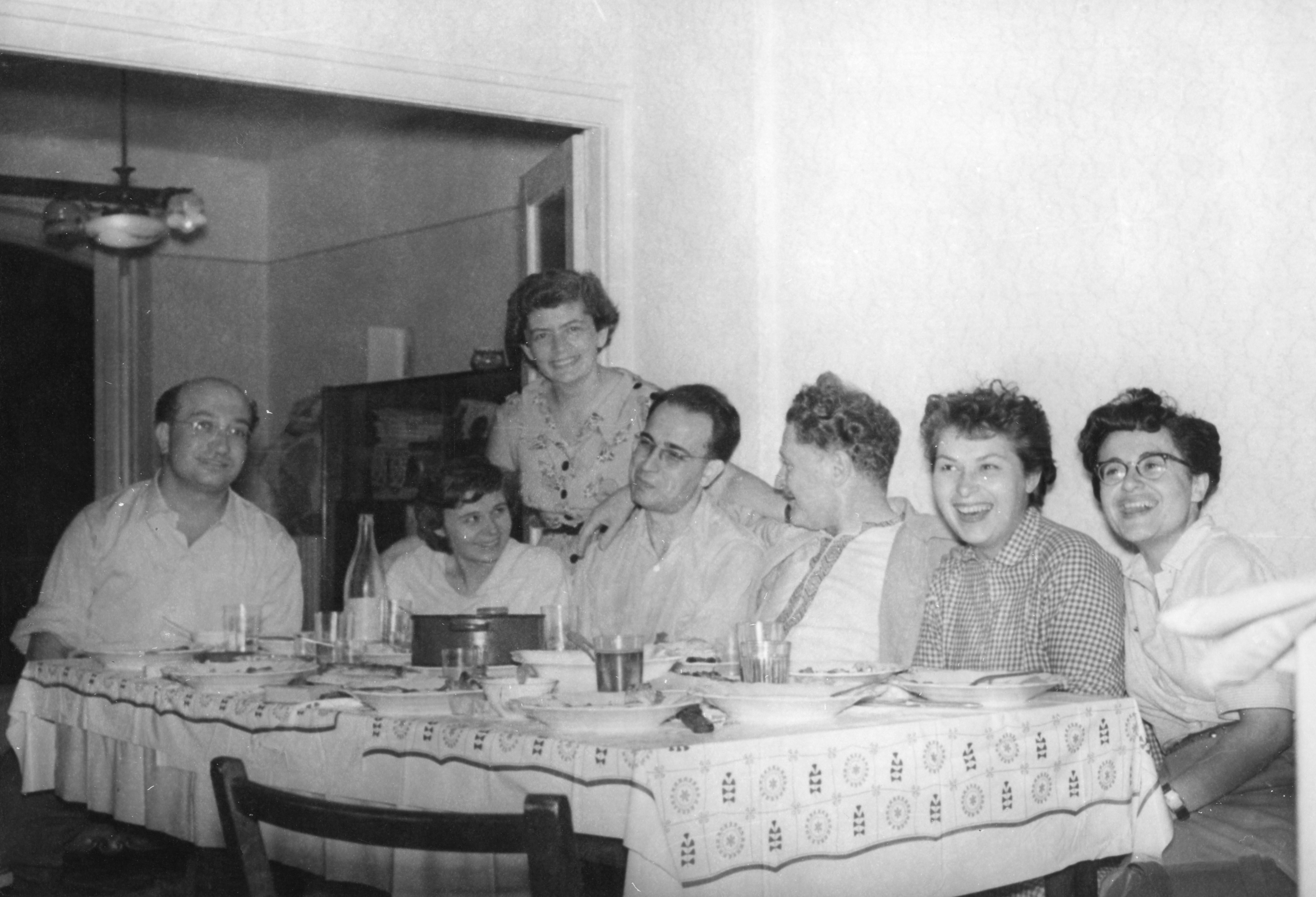 Hayk Açıkgöz, Gün Benderli, Anjel Açıkgöz, Necil Togay, Nâzım Hikmet, Klara Korolowzsky, Yıldız Sertel (Ağustos 1955, Budapeşte)