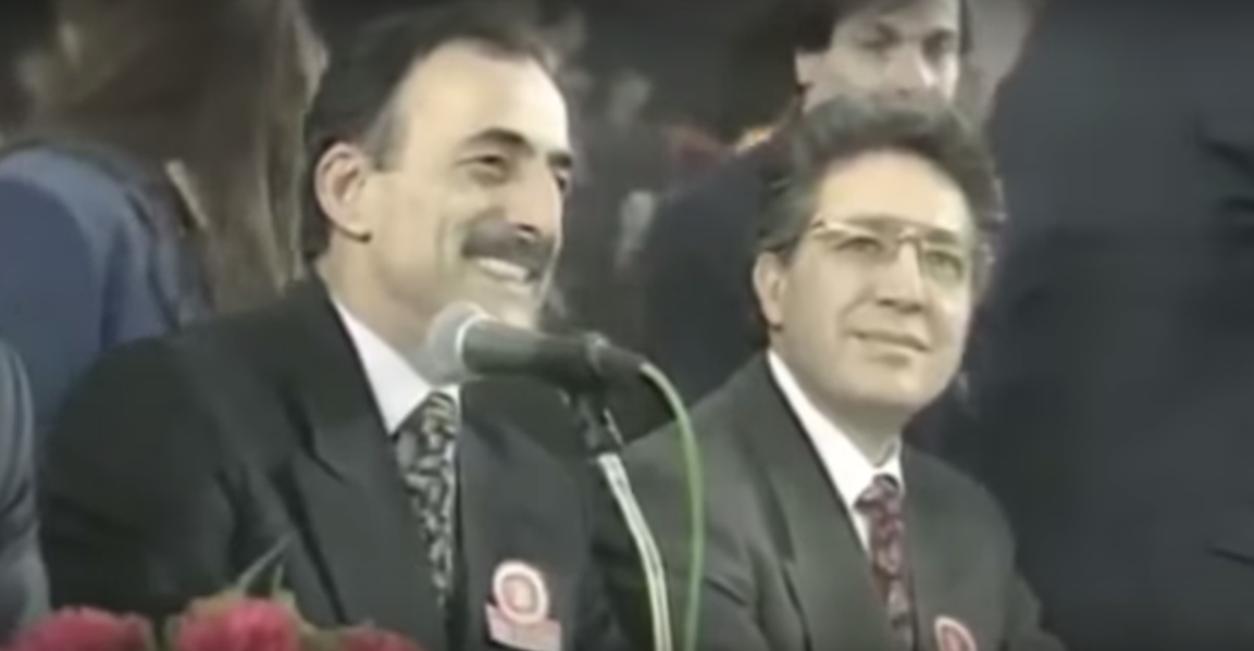 D&ouml;nemin SHP Genel Başkanı Murat Karayal&ccedil;ın, 1994 yerel se&ccedil;imlerinde partisinin İstanbul B&uuml;y&uuml;kşehir belediye başkan adayı olan Z&uuml;lf&uuml; Livaneli ile birlikte 