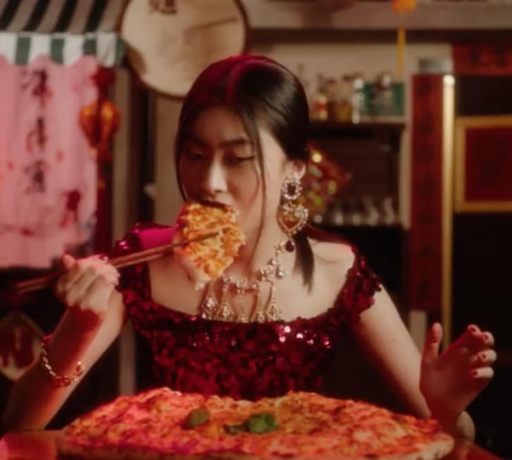Dolce&Gabbana Şangay reklam kampanyasında Çinli model chopstickerle pizza yemeye çabalıyor