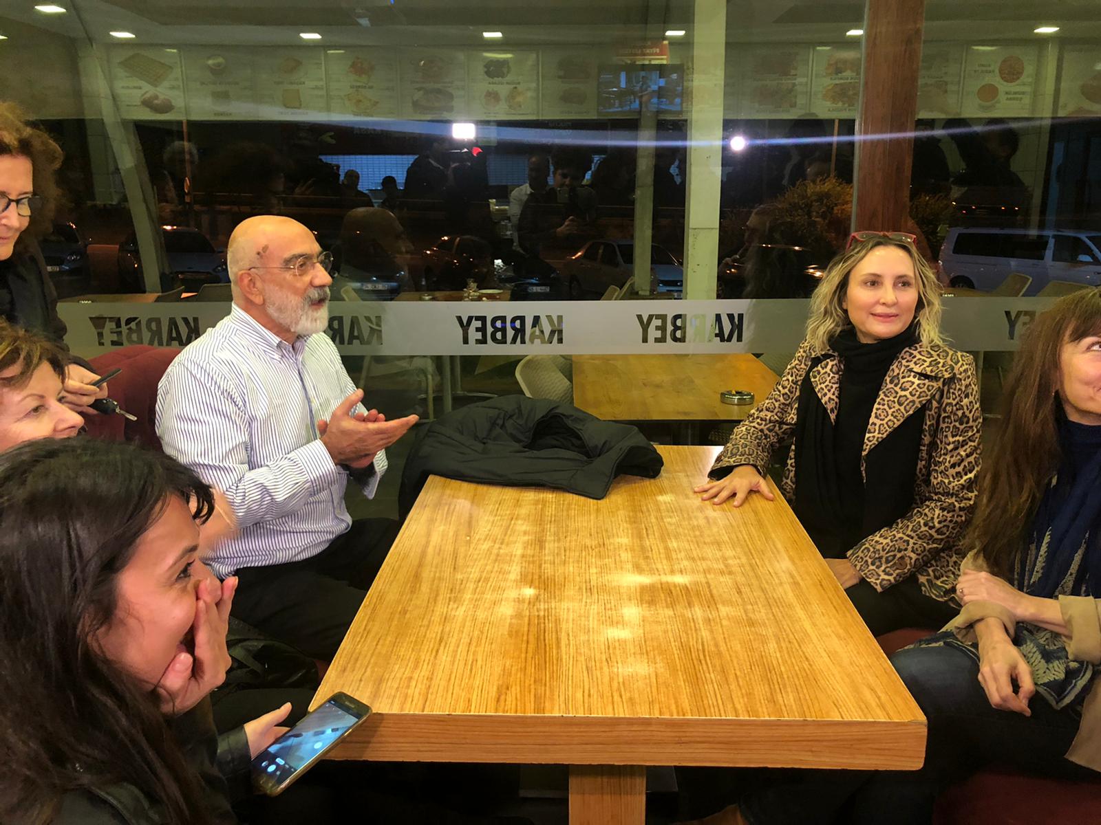 Bu kararla Nazlı Ilıcak 1197 gün, Ahmet Altan 1138 gün sonra tahliye edildi. İşte iki gazetecinin tahliyesinden kareler: