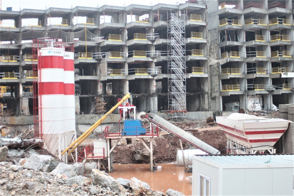Muğla'da ağustos ayında orman yangınları devam ederken Sinpaş GYO'nun Marmaris ilçesine bağlı Kızılbük’teki otel ve devremülk projesi için "ÇED Gerekli Değildir" kararı çıkmıştı. İnşaat çalışmalarına başlanmıştı. Bölgeden gelen görüntüler tahribatın boyutunu gözler önüne serdi. KRT TV yorumcusu, gazeteci Bahdır Özgür Twitter hesabından hem fotoğrafları paylaştı hem de son durum hakkında bilgi verdi.