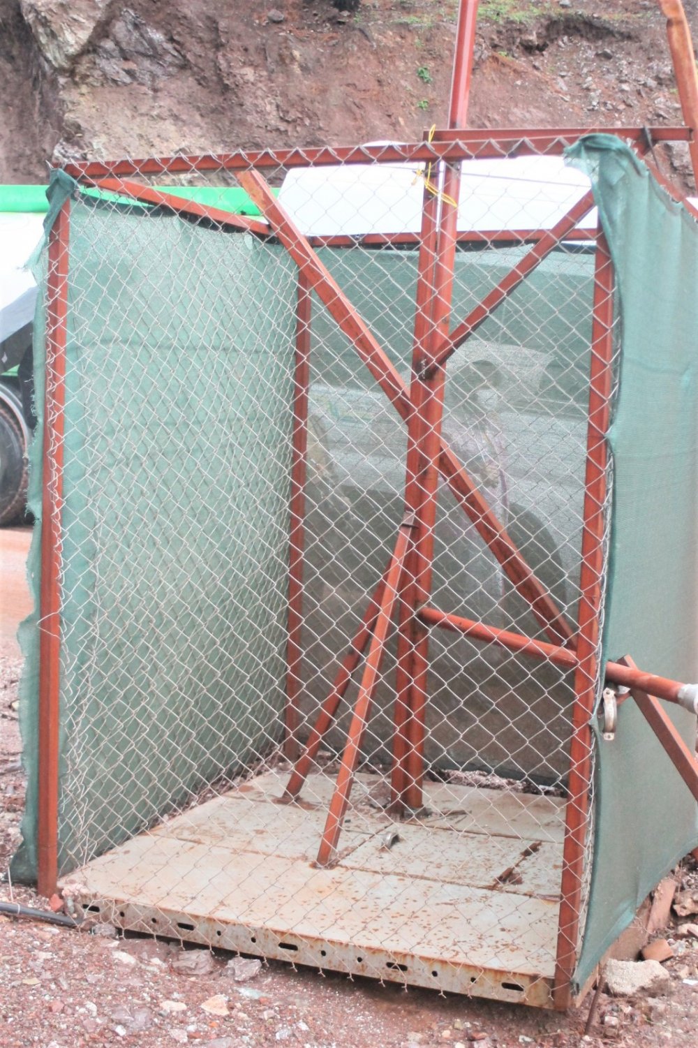Projedeki büyük oyuna dikkat çeken Özgür, "Termal otel de hikâye. Sırf yasal kısıtlamaları aşmak için uydurulan bu konseptin gereği olan sıcak su kaynağı yetersiz. Ortada sadece bir kuyu var. Uzmanlar hem kapasite hem de en fazla 18 derece sıcaklığa çıkabilen kaynağın bir ‘hamama’ bile yetmeyeceğini söylüyor" dedi.