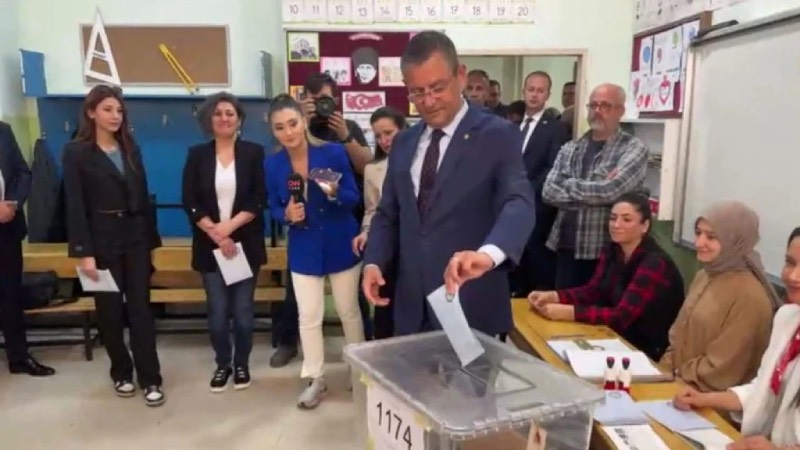 CHP Genel Başkanı Özgür Özel, oyunu Manisa merkez Yunusemre ilçesi 23 Nisan Ulusal Egemenlik İlkokulu'nda ailesi ile birlikte oy kullandı.