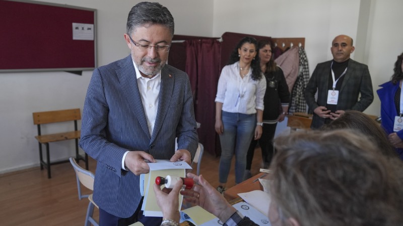 Tarım ve Orman Bakanı İbrahim Bakan Yumaklı, sabah saatlerinde Ankara'nın Çankaya ilçesindeki Şehit Feramil Ferhat Kaya Anadolu Lisesi'ne geldi.
