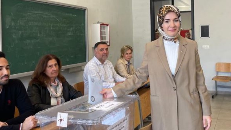 Aile ve Sosyal Hizmetler Bakanı Mahinur Özdemir Göktaş, Çankaya ilçesindeki Gazi Anadolu Lisesi’nde 4 bin 135 numaralı sandıkta oyunu kullandı.