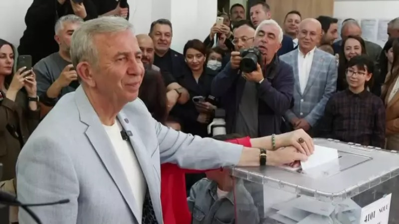Ankara Büyükşehir Belediye Başkanı Mansur Yavaş, eşiyle birlikte Ümitköy Anadolu Lisesi'nde oyunu kullandı.