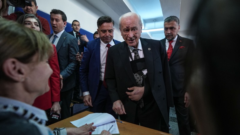 Ankara Anıttepe Ortaokulu'nda oyunu kullanan Bahçeli, akabinde ise kısa bir açıklama yaptı.