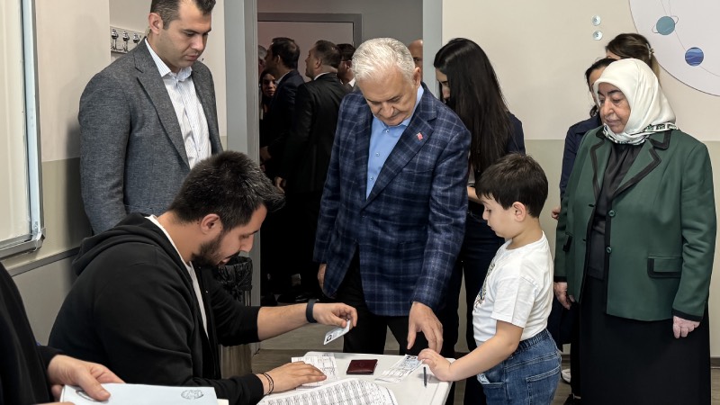 Eski TBMM Başkanı ve başbakanlardan Binali Yıldırım (sol 3) ve Eşi Semiha Yıldırım (sağda) ile 31 Mart Mahalli İdareler Genel Seçimleri için oyunu Tuzla'da kullandı.