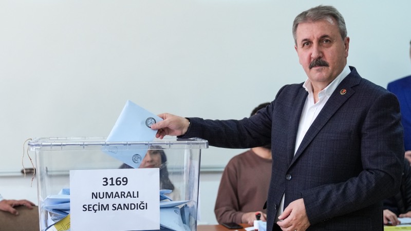 Büyük Birlik Partisi (BBP) Genel Başkanı Mustafa Destici, 31 Mart Mahalli İdareler Genel Seçimlerinde oyunu Başkent Üniversitesi'nde kullandı.