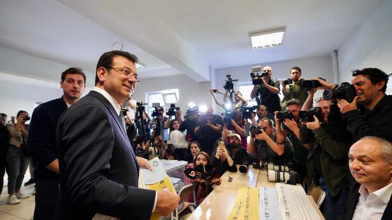 İMAMOĞLU’NUN OY KULLANDIĞI SANDIKTA KURUM 1’İNCİ ÇIKTI:  İstanbul Büyükşehir Belediye Başkanı Ekrem İmamoğlu’na oy kullandığı sandıkta 114, AKP İstanbul Büyükşehir Belediye Başkan Adayı Murat Kurum’a ise 126 oy çıktı.
