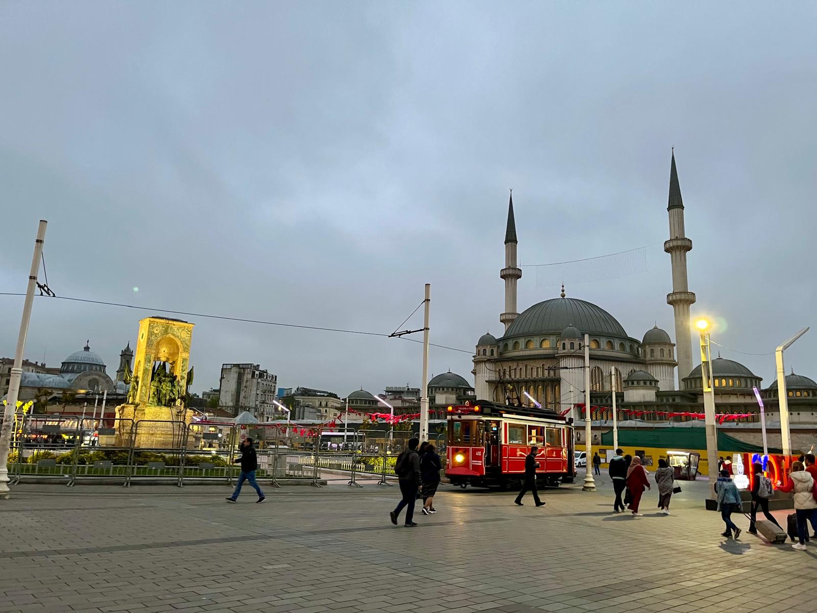 Taksim Camisi ve Cumhuriyet Anıtı, solda arkada Aya Triada Kilisesi'nin kubbesi