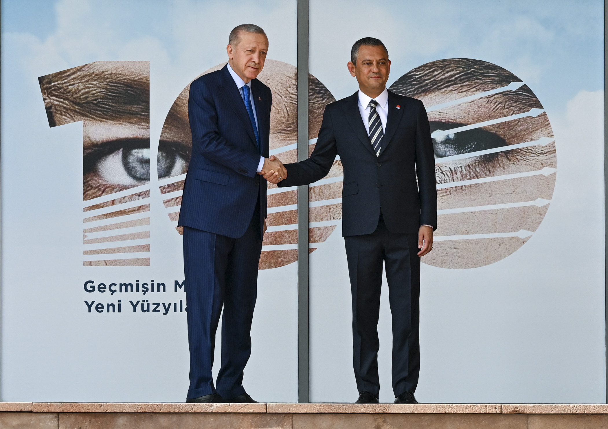 CHP'de ise oturma düzeninin nasıl olacağı merak konusu olmuştu. İşte ziyaretten kareler... 