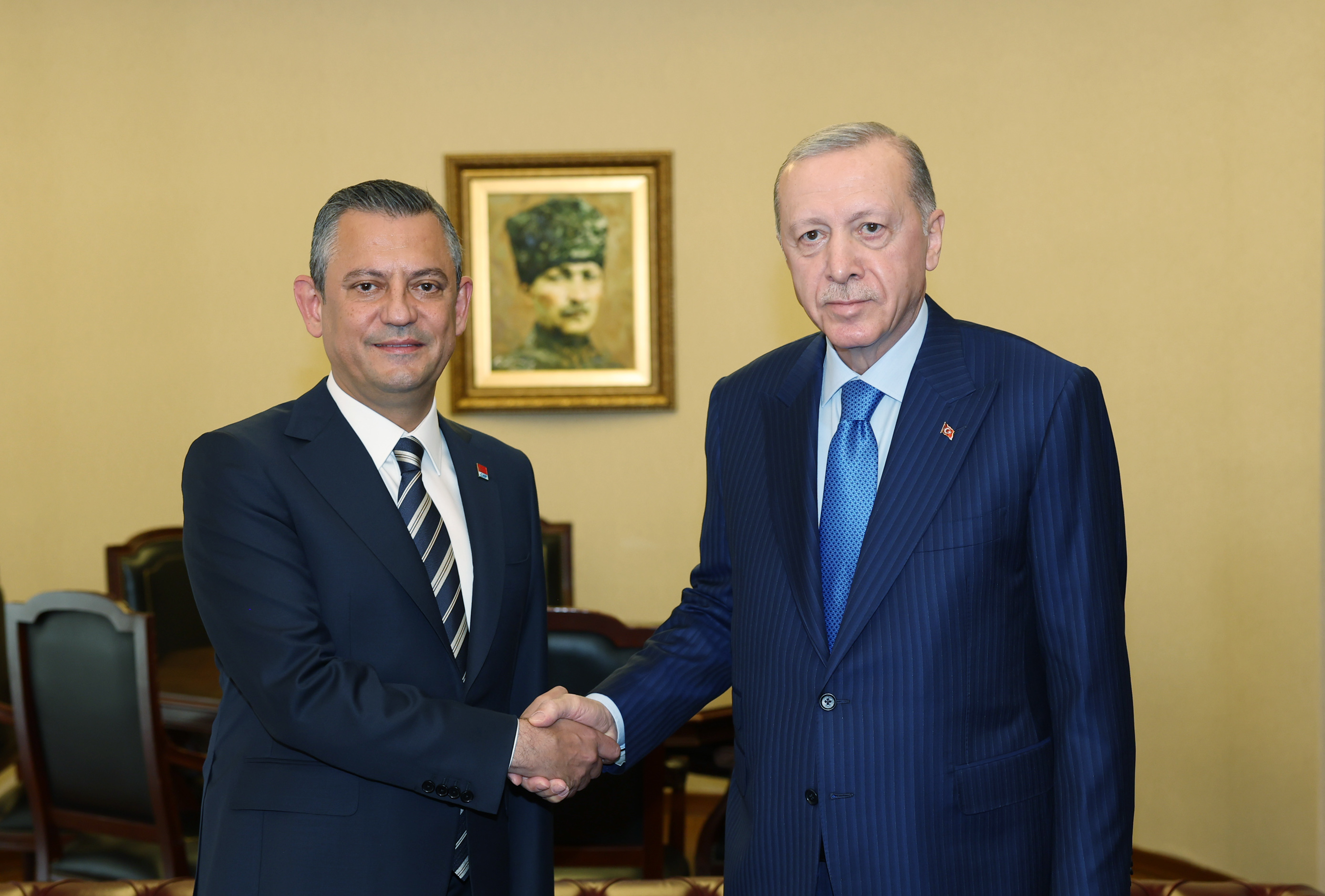 Cumhurbaşkanı ve AK Parti Genel Başkanı Özgür Özel ile CHP Genel Başkanı Özgür Özel’in görüşmesi saat 16.00 itibarıyla başladı. Özel, Erdoğan’ı CHP Genel Merkezi'ne gelişinde kapıda karşıladı 