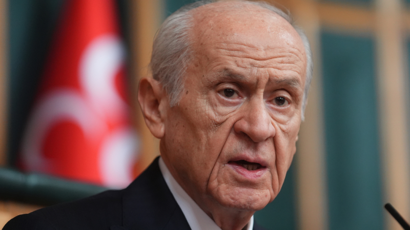 Cumhur İttifakı ortağı MHP Genel Başkanı Devlet Bahçeli'nin "AK Parti ile CHP arasında geniş tabanlı bir ittifakın vücuda gelmesi, buna da Altılı Masa'nın diğer unsurlarının desteği MHP'nin samimi dileği ve temennisidir" sözleri kamuoyunda geniş yankı buldu. AKP'den konuya ilişkin Cumhur İttifakı'nın kararlılıkla yoluna devam ettiğine ilişkin açıklama gelse de, Bahçeli’nin önce Erdoğan'a yönelik olduğu tahmin edilen "Allah bana yeter" yüzüğü ardından da bu sözleri tartışma yarattı. 