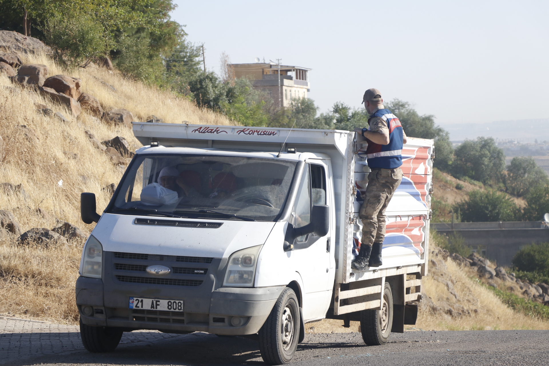 Çalışmalar geniş alana yayılırken, ekipler mısır ve pamuk tarlalarında arama yapıyor. Mahalleye giriş ve çıkış yapan araçlar dahil olmak üzere bugüne kadar toplamda 12 bin 550 araç arandı. 