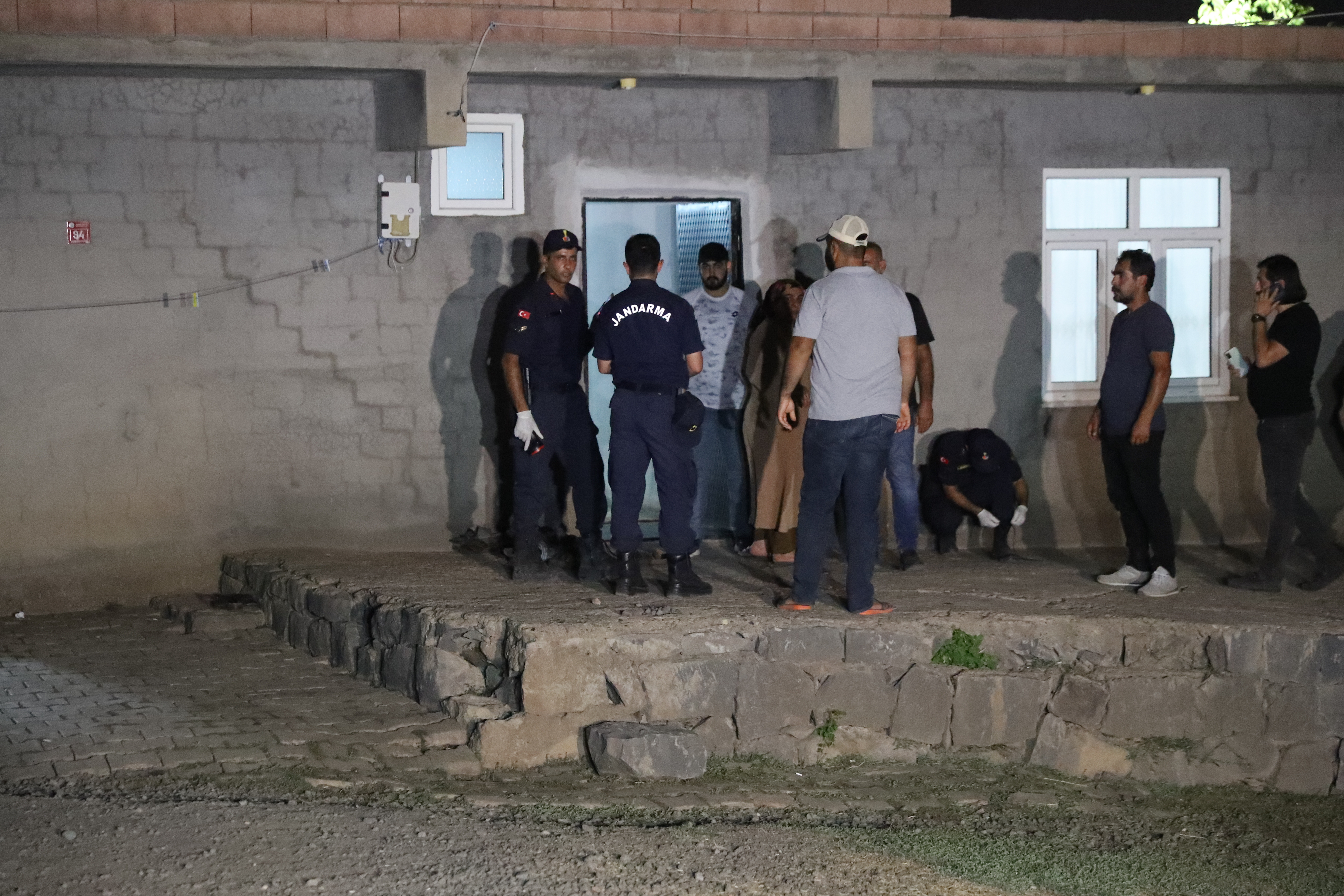 Aradaki 43 dakika gizemini korurken, bölgede en son 18.59’da görülen amcanın tutuklanmasına giden süreç henüz netliğe kavuşmadı. Narin ile görüntüsü 18.47’de kameralara takılan M. adlı arkadaşı da en son ne konuştuklarını anlattı.
