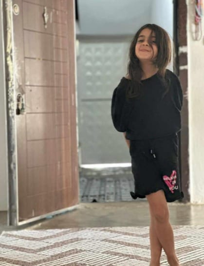 Hürriyet’ten Musa Kesler’in haberine göre, Narin’i en son gören 9 yaşındaki M. adlı kız arkadaşı, pedagoglar eşliğinde dinlendi. Narin’M., “Oyun oynayalım” dediğini, Narin’in de “Çok yorgunum, oynamayalım” diyerek gittiğini söyledi.