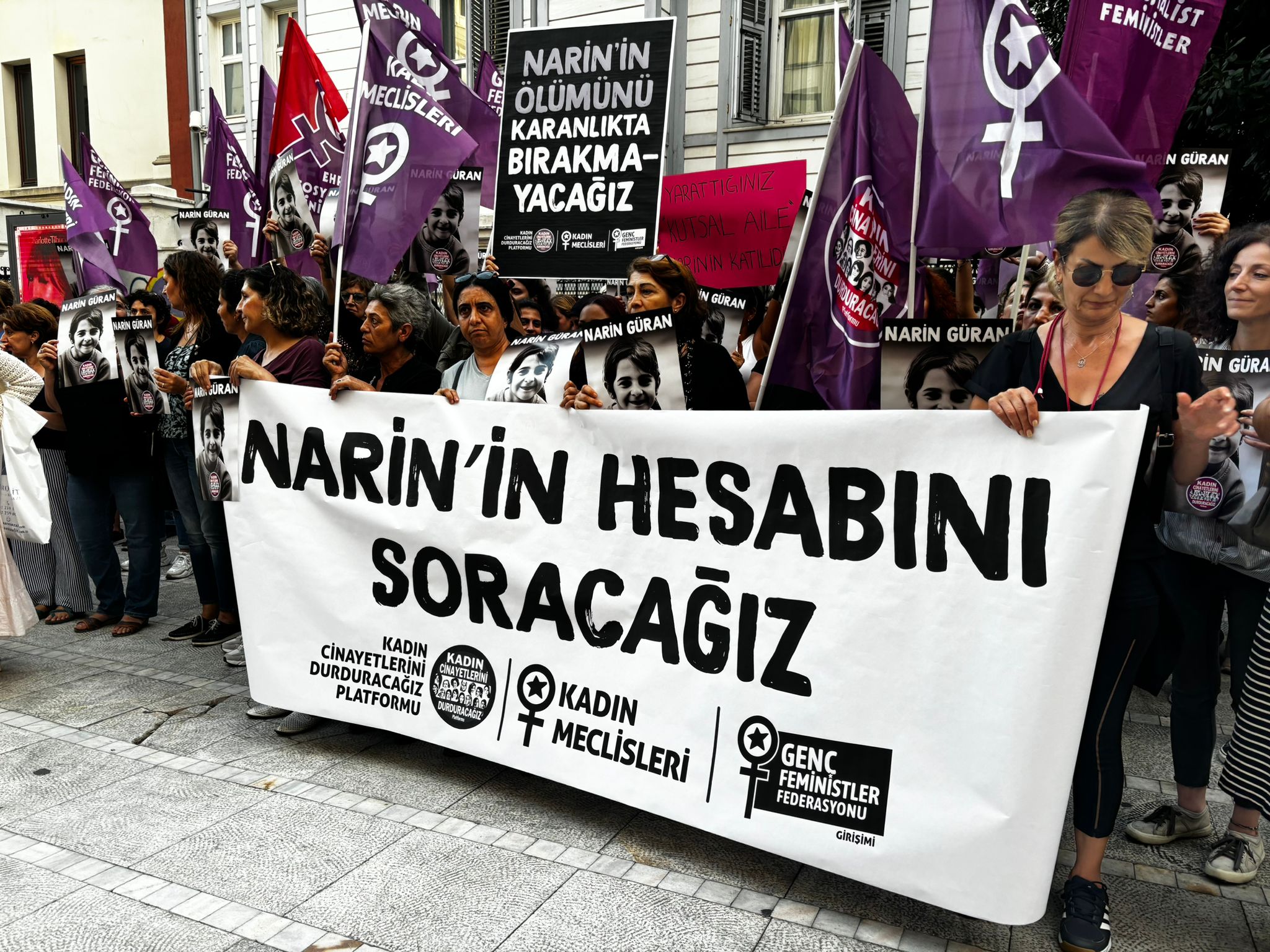 Diyarbakır'da 21 Ağustos'ta kaybolan 8 yaşındaki Narin Güran'ın cesedi, 19 gün sonra bu sabah bulundu. Diyarbakır Valisi Murat Zorluoğlu, Narin'in cesedinin daha önce arama yapılan Eğertutmaz Deresi’nde bir kez daha yapılan arama çalışmaları sırasında bir çuval içerisinde, üzeri taş ve ağaç dallarıyla kaplanmış bir şekilde bulunduğunu duyurdu. Soruşturma kapsamında, 21 kişi gözaltına alındı. Edinilen bilgiye göre, gözaltına alınanlar arasında anne, baba, kardeşleri ve akrabaları da bulunuyor.
