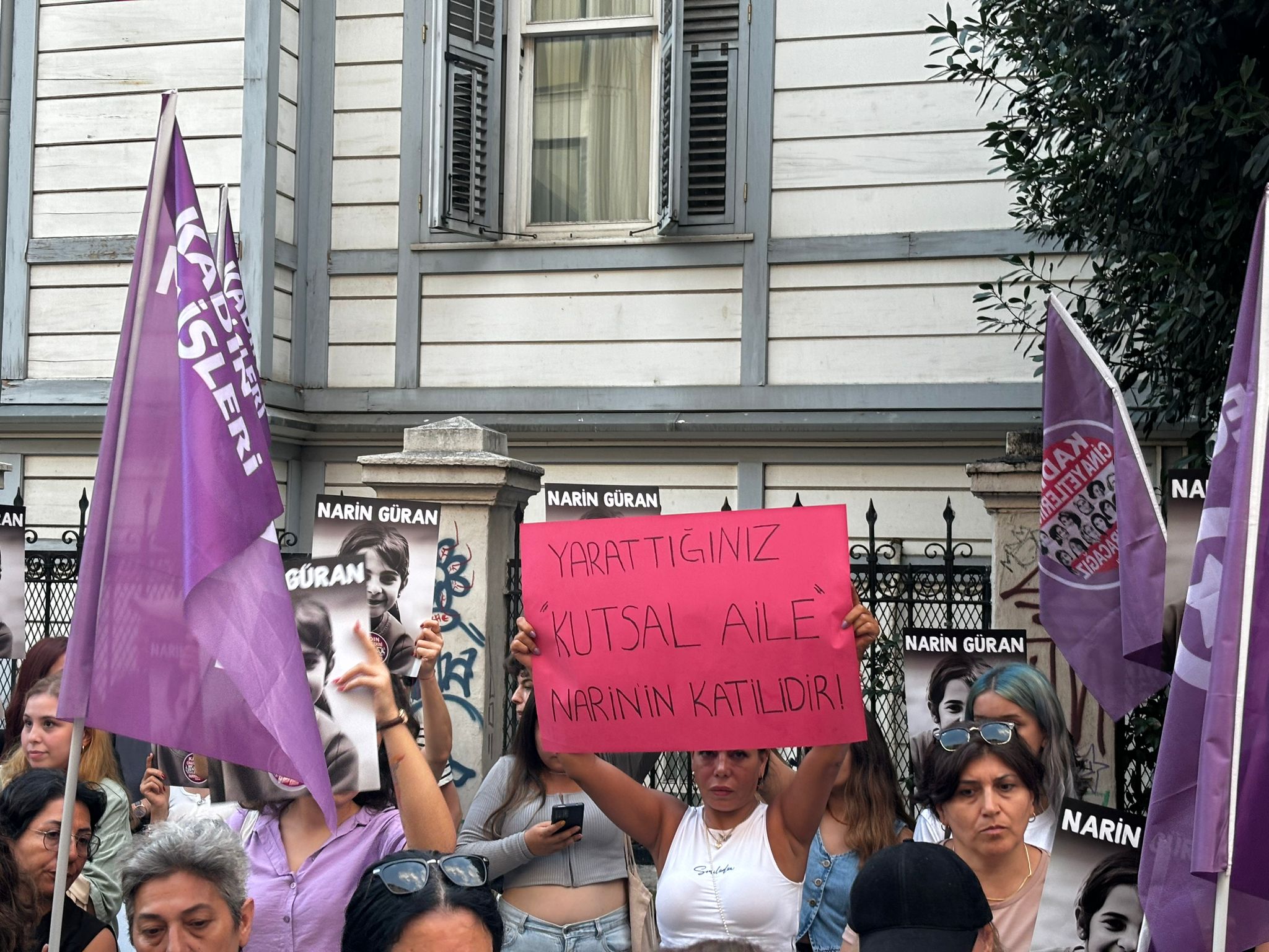 Kadın Cinayetlerini Durduracağız Platformu ve Genç Feministler Federasyonu, İstanbul Kadıköy’de 19 günün sonunda bugün, sabah saatlerinde dere kenarında bir çuval içinde ölü olarak bulunan 8 yaşındaki Narin Güran için eylem yaptı. 