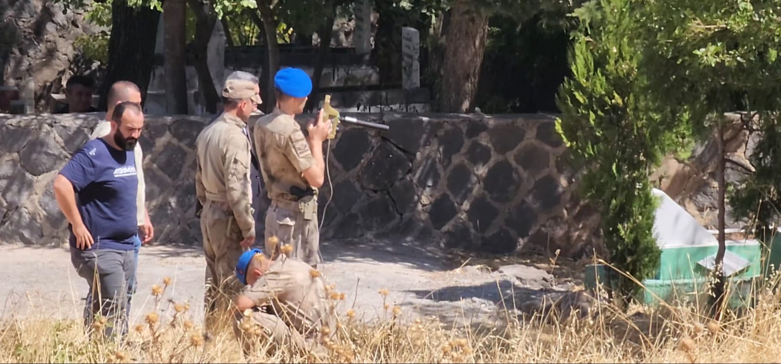 NE OLMUŞTU? - Diyarbakır Valisi Murat Zorluoğlu, dün, kaybolan Narin Güran’ın, Eğertutmaz Deresi kenarında çuval içinde üzeri taşla gizlenmiş vaziyette saat 08.45 sıralarında ölü bulunduğunu açıklamıştı.