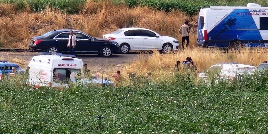 Cenaze bütünlüğü bozulmadan önce ve cesedin içerisinde bulunduğu çuvaldan çıkarılmadan skopi işlemlerine tabi tutulduğu, radyoloji uzmanı ve adli tip uzmanları eşliğinde gerekli incelemelerin yapıldığı, sonrasında moleküler ve genetik incelemeye esas olacak biyolojik bulgu, sürüntü örneklerinin detaylıca cesedin her noktasından olacak şekilde alındığı, ceset üzerinden alınan örneklerden istismar dahil her türlü suçu ortaya çıkaracak şekilde ömeklerin alındığı, toplamda 91 adet örnek alındıktan sonra cesedin tekrar skopi işlemine tabi tutulduğu, skopi işlemi ardından klasik otopsi yapılmak üzere ceset otopsi salonuna alındı.