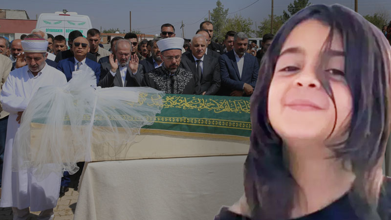 Sonra bana “Aracında torba var mı"? dedi. Ben de aracın bagajından rengini hatırlamadığım bir çuval çıkartarak Salim'e verdim. Battaniyeye sarılı çocuğu alıp çuvalın içerisinde birlikte koyduk. Bu esnada çocuğun üzerinde siyah tişört ve şort vardı. Üzerinde asılı küçük bir çanta vardı. Sağ kulağının arkasında, boyun bölgesinde bir kızarıklık vardı.