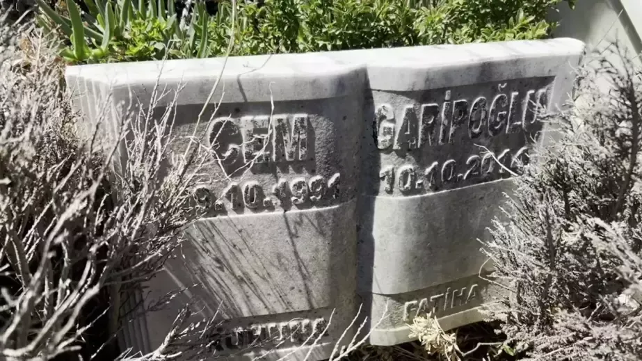 Savcılığın fethi kabir işlemini kabul etmesinin ardından Münevver Karabulut’u katleden ve cezaevindeyken intihar eden Cem Garipoğlu’nun mezarı açıldı. Yaklaşık bir saat süren işlemin ardından Adli Tıp Kurumu'na gönderilmek üzere mezardan örnekler alındı. 