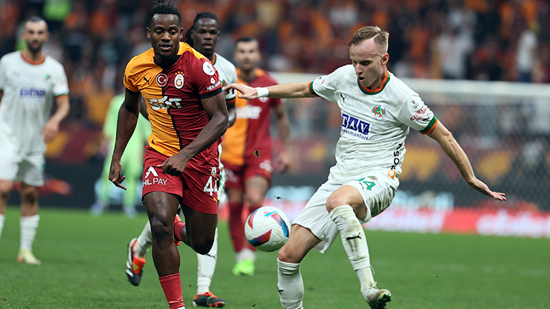 Uğur Meleke - Hürriyet: Galatasaray Eylül’deki milli maç arasından düne kadar, 23 günde 7 resmi müsabaka oynadı. Yoğun bir fikstür. Bu süreçten 5 galibiyet-2 beraberlik, ligde liderlik ve Avrupa’da 4 puanla çıktı. Büyük plana bakarsanız sonuç olumlu. Eylül ortasında Okan Buruk’a önündeki 7 maçın sonunda ligde liderlik, Avrupa’da 4 puan önerseniz muhtemelen kabul ederdi. Ancak tabii ki bu 23 günü moleküllerine ayırıp, madalyonun her iki yüzüne de bakmak lazım.