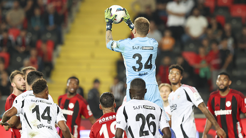 Ali Ece - Fanatik: Zaten oyuncu değişiklikleri sonrası kalite iyice düştü, Beşiktaş bulduklarını yüksek enflasyondaki bozuk para gibi harcarken, kredi kartı borcu misali bir sürü pozisyon verip sonunda golü yedi.