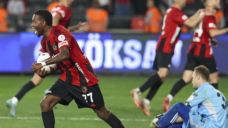 Bilal Meşe - Fanatik: Koca Beşiktaş, penaltıyla bir gol buldu, üretme konusunda sınıfta kaldı! Kişisel olarak bu iki puan kaybını, Van Bronckhorst’a yazarım arkadaş, lamı cimi yok! Oyuncu hamleleri de sıfır ötesiydi, peki Salih Uçan neredeeee!