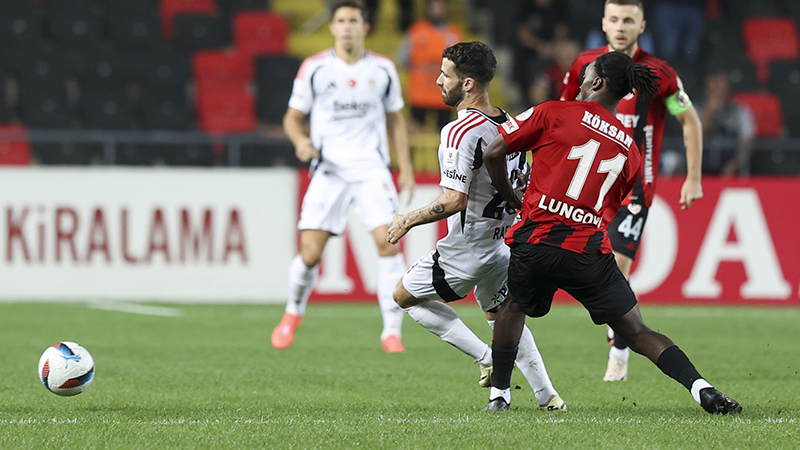 Turgay Demir - Fotomaç: İsteyen dikkate alır, isteyen kulağının üstüne yatar. Swenson'a verdiği şansı Onur'a, Muçi, Joa Mario'ya hatta Bahtiyar'a verdiği şansı Can Keleş'e vermeyen… Bunun için de oyuncunun kilolarını bahane eden Gio kesinlikle vasat bir teknik adamdır. Beşiktaş Gio ile yol yürür ama bir yere varamaz. Nokta.