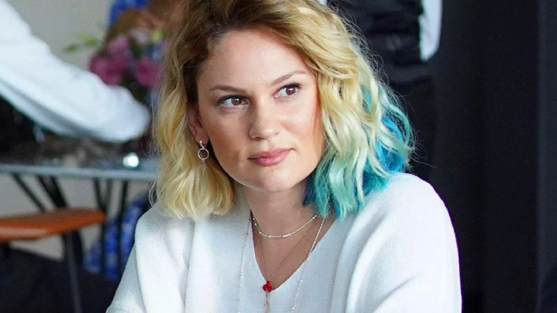 Mungan'ın paylaşımına yanıt veren Farah Zeynep Abdullah ise, "Sinemamızın en iyi yürüyen erkeği ve kadın döven ve şiddet türleri açısından zengin ve etkili silah kullanan diyelim" demişti.