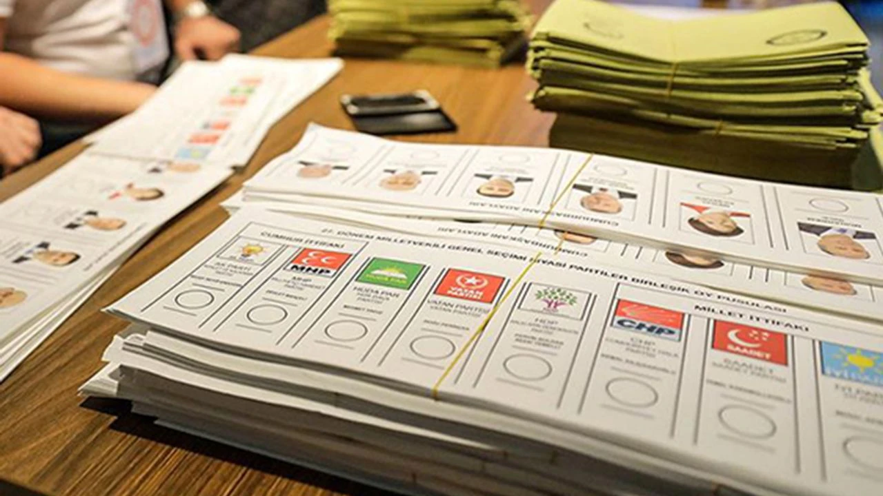 Türkiye’de en güvenilmeyen kurum olarak “Siyasi partiler” yer aldı. Ankete katılanların yüzde 25,1’i bu şıkkı tercih ederken ikinci sırayı ise Diyanet İşler Başkanlığı aldı.