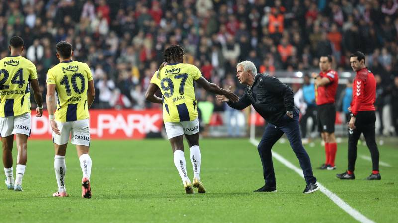 Spor yazarları, Fenerbahçe'nin Samsunspor beraberliğini yorumladı: Mourinho'nun ihanet gecesini izledik