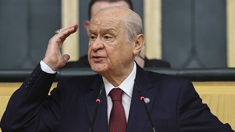 Bugün kitabın ortasından hiçbir yoruma ihtiyaç bırakmayacak nitelikte konuşacağım" diyerek sözlerine başlayan MHP lideri, Meclis açılışında DEM Partililerle tokalaşması sonrasında başlayan "çözüm süreci" tartışmalarına yeni bir boyut kattı.  MHP lideri, "Şayet terörist başının tecridi kaldırılırsa, gelsin TBMM’de DEM Parti grup toplantısında konuşsun, terörün tamamen bittiği, örgütün lağvedildiğini haykırsın" dedi. Bahçeli'nin söylemleri sosyal medyada gündem oldu.