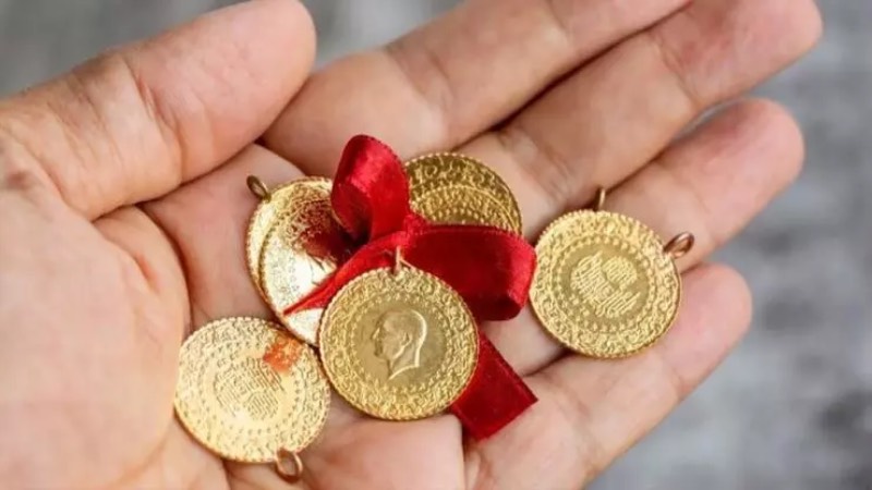  Elinde TL olan altın ya da gümüşün düşüşünü bekliyor. Bekleme, senin için en güvenilir şu anda euro. Dolara, altına, gümüşe kıyasla euro en ucuz kalan enstrüman. Bu tercihleri açıkta kalmamak adına önemsiyorum. Elinde dolar olan yatırımcısı, ons altın ve ons gümüş yerine euro yapmak mantıklı geliyor.