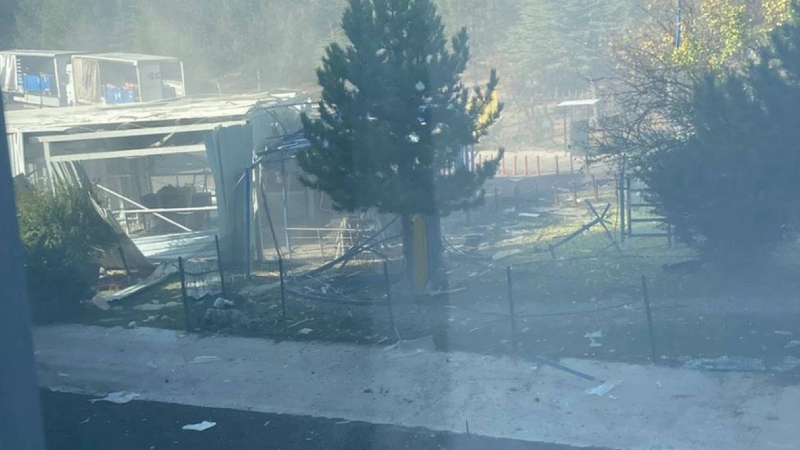 Ankara Türk Uçak Sanayii Anonim Ortaklığı Tesisi'nde (TUSAŞ) 15.30'da vardiya değişimi sırasında servislerin de olduğu ana nizamiyede patlama yaşandı ve çatışma çıktı. Bölgeye özel harekat timleri, itfaiye ve sağlık ekibi sevk edildi. Patlamanın ardından siyasilerden ilk tepkiler şu şekilde oldu:
