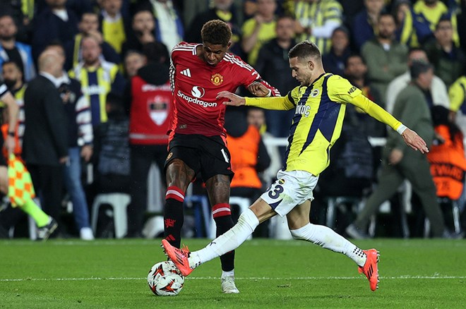 -İlker Yağcıoğlu: "İlk 45 dakika Fenerbahçe oyun anlamında iyi oynadı. Sarı-Lacivertliler ilk yarıda oyunu tamamen rakibin yarı sahasına yıktı. Mourinho'nun öğrencileri birçok pozisyon da üretti ilk yarıda. Ama Fenerbahçe bu iyi oyununda bir türlü golü bulamadı. Özellikle soldan Saint Maximin ve sağdan Osayi Samuel, Manchester United kalesinde birçok tehlikeli pozisyon oluşturdu. İngiliz devi yakaladığı ilk tehlikeli posisyonda golü buldu. İkinci geldiklerinde ise Rashford ile bir önemli pozisyonu da değerlendiremedi. İlk devre bittiğinde Fenerbahçe 21 kez rakip ceza sahasına girmişti." [Takvim]