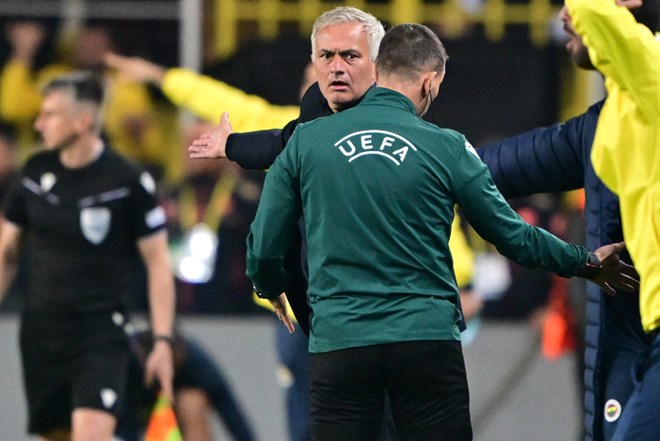 Rıdvan Dilmen: "Bizim beklediğimiz Jose Mourinho'yu ben bu maçta gördüm. Oyuncuların yüzünde de böyle gördüm. Bir tavsiyede bulunayım, Türkiye'de başka bir lig oynanıyor, buraya uygun şekilde antrenörlük yapması gerektiğini düşünüyorum. Bu maçta bunun karşılığı vardı. Bugünkü örneklerle Türkiye'de şampiyonluk yarışında olur. Otursun yarım saati izlesin, bir de geçen seneki maçların yarım saatini izlesin Fenerbahçe'nin şampiyonluğa nasıl oynayacağını görecektir."