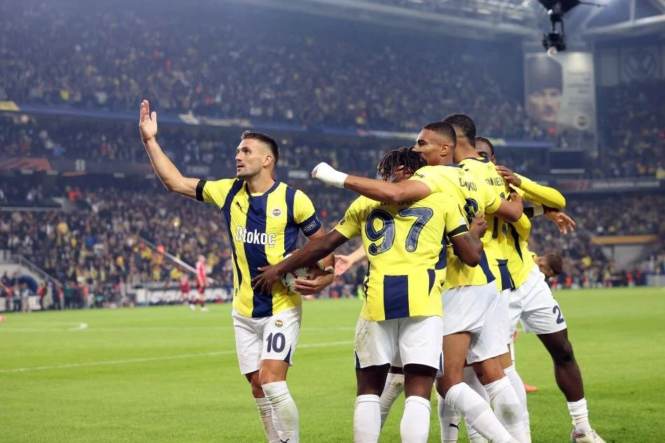 Faik Çetiner: Fenerbahçe kazanabileceği bir maçı berabere bitirdi. Aslında ‘kazanamıyorsan, kaybetme’ derler. Avrupa Ligi’ne yenilgisiz devam eden Fenerbahçe hedefinden sapmadı. Manchester maçında gördük ki, Samuel, Maximin ve En Nesyri bu takımın ilk 11’nde olmalılar. Fred’in futbolu ise geriye gidiyor, inanılır gibi değil. (FANATİK)