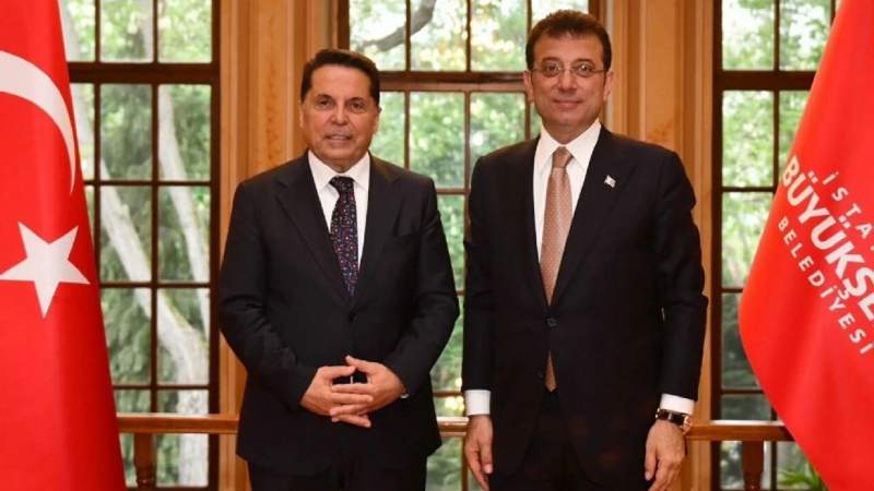 Esenyurt Belediye Başkanı Ahmet Özer, bugün sabah saatlerinde "PKK/KCK üyelerinin ve faaliyetlerinin tespit edilmesine yönelik soruşturmalar kapsamında" gözaltına alındı. Siyasi isimler, Özer'in gözaltına alınmasına sosyal medyadan yaptıkları paylaşımlarla tepki gösterdi.
