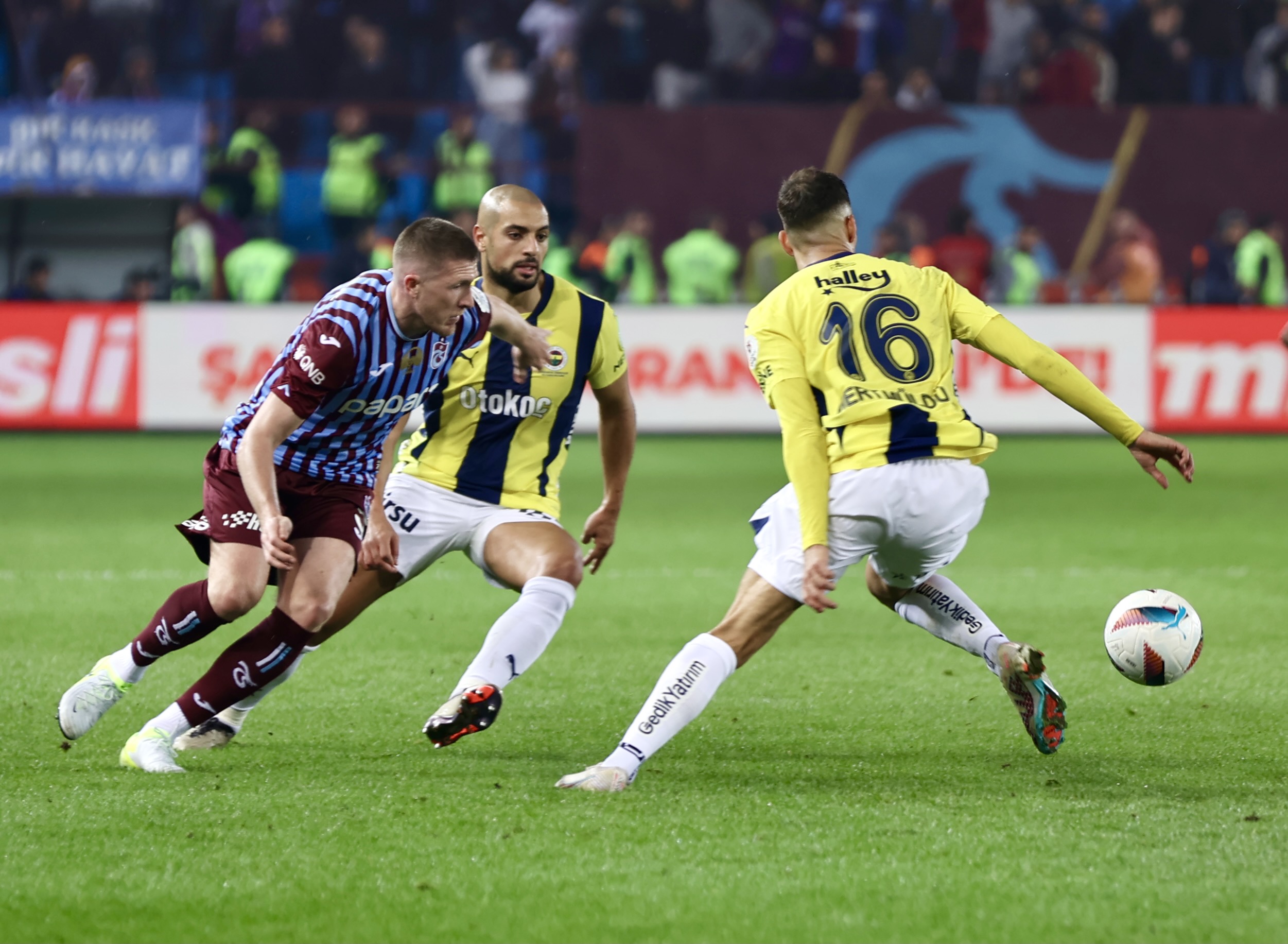 Trabzonspor, Trendyol Süper Lig'in 11. haftasında sahasında Fenerbahçe ile karşılaşılaştı. Papara Park'ta oynanan karşılaşmayı 3-2 Fenerbahçe kazandı. Trabzonspor-Fenerbahçe maçındaki tartışmalı pozisyonları hakem hocaları yorumladı. İşte Hakem hocalarının açıklamaları: