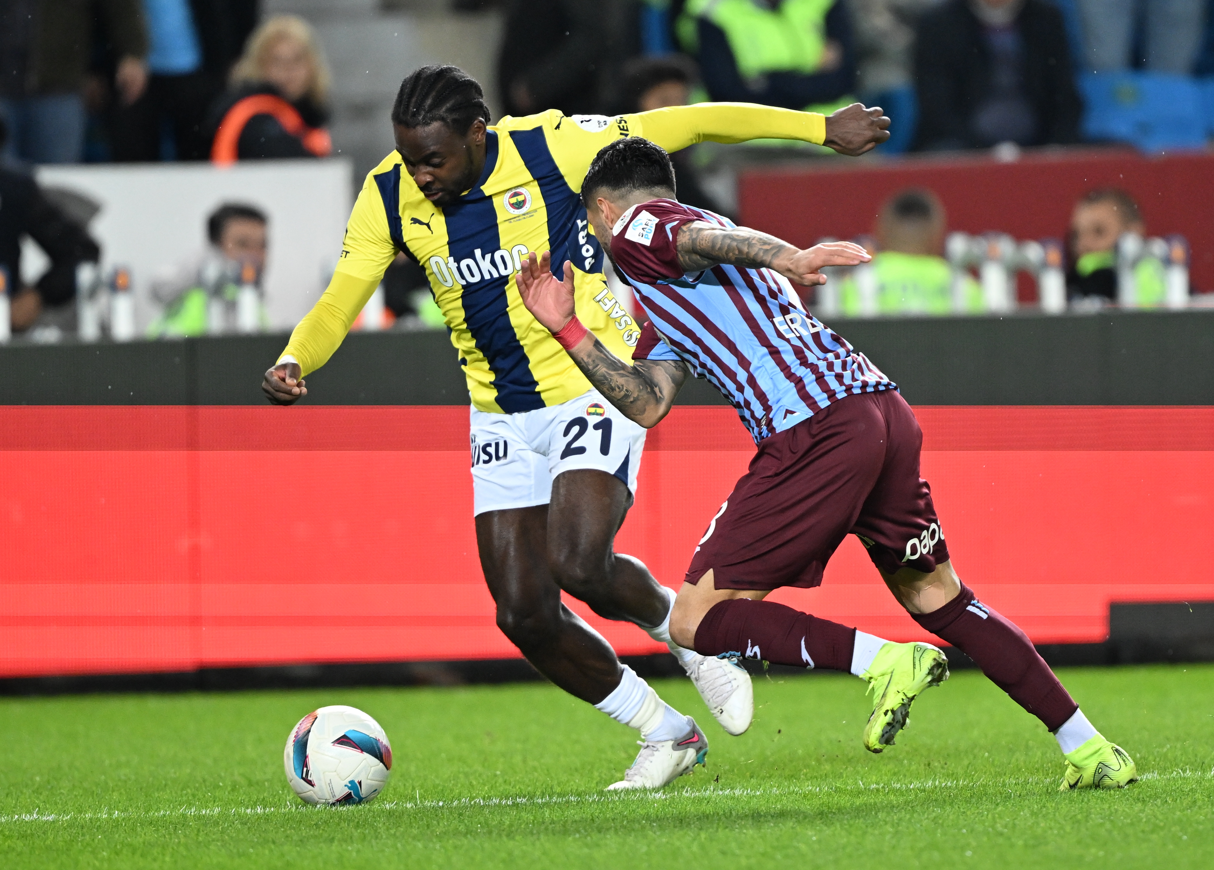 60. dakikada Trabzonspor'un VAR müdahalesi sonrası kazandığı penaltı doğru mu? | Bülent Yıldırım: "Çağlar'ın yaptığı hareket riskli. Bence pozisyon penaltı. Ama bu kararı sahadaki hakemin vermesi gerekirdi. VAR müdahalesinin burada yanlış olduğunu düşünüyorum. "