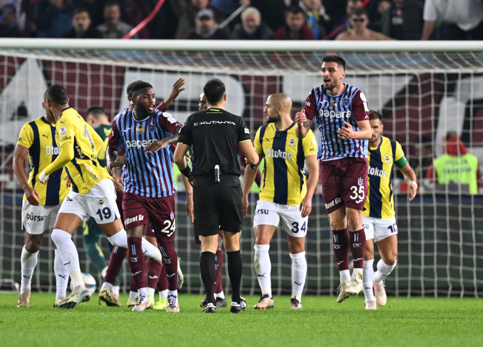 Güntekin Onay: İki takımın da bu 40 dakikada yaptıklarını takdir etmek gerekiyor. Bize 5 gol, pozisyonlar ve çok yoğun bir mücadele izlettiler. Gerek Trabzonspor, gerekse de Fenerbahçe kazanmak için herşeyi ortaya koydu. Durum böyle olunca da futbol çerçevesinden bakınca harika bir maç ortaya çıktı. Genç hakem Oğuzhan Çakır, ne yazık ki maçı kaldıramadı, özellikle de Trabzon’un ilk yarıda iptal edilen golünden sonra maçı o değil VAR’daki Atilla Karaoğlan yönetmeye başladı. (Hürriyet)