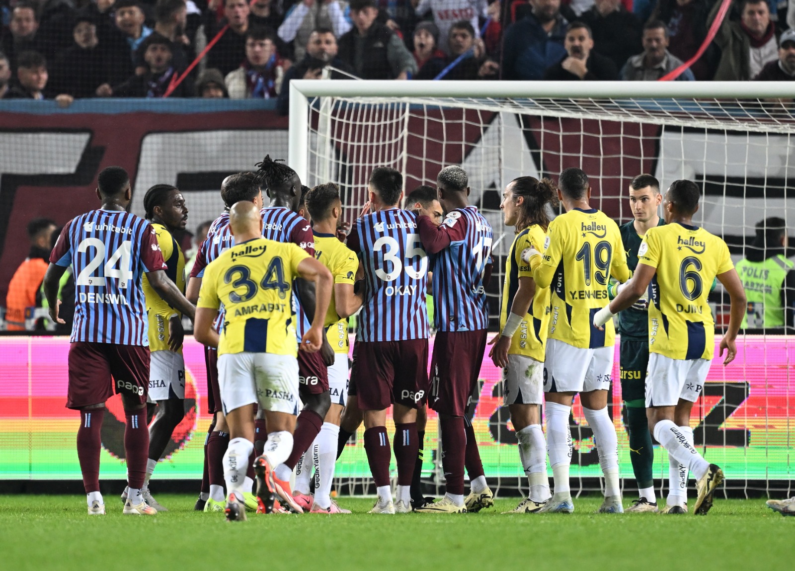 Cem Dizdar: Trabzon beklentinin üzerinde Fenerbahçe ise kendi normallerinde geçirdi ilk yarıyı. Dolayısıyla maç her istatistikte eşit ilerledi. Her açıdan kafa kafaya bir ilk yarı izledik hepimiz. Farkı yaratacak olan ‘bireysel beceri’ ya da ‘yapamamak’ olacaktı. Edin Visca hücuma giderken ‘yapamadı’, Youssef En-Nesyri ‘yaptı’... Eren Elmalı yetişemedi, ‘yapamadı’, Fred daha hızlıydı, ‘yaptı’. Ve bir kaç pozisyonda doğrudan üzerine gelen toplarda Dominik Livakoviç farkı yaratan kabul edildi! İkinci devresi iki takımın da pek bir şey yapamadığı bir başlangıç oldu. Çünkü hakemin süzemediği, VAR’ın süzdürmek için hayli zaman kaybettiği bir maça döndü karşılaşma. İki penaltı için 10 dakikadan fazla zaman geçti ve bitimde Simon Banza golleriyle Trabzon öndeydi. İkinci santrforunu da sahaya gönderen Fenerbahçe beraberliği bulduysa da devamında bizi “O el pozisyonu penaltı değil miydi?” tartışmalarına iten bir ‘görüntümüz’ daha vardı! Ve nihayet bir son an golü Fenerbahçeliler’i sevindirip, kaybeden Trabzonluları da sanırım o kadar üzmedi. Yine de tartışıp dursunlar günlerce “Yapı var mı yok mu?” diye... İnşaatı kimlerin yükselttiğine bakmaksızın!.. Hayırlı münakaşalar Türkiye!...