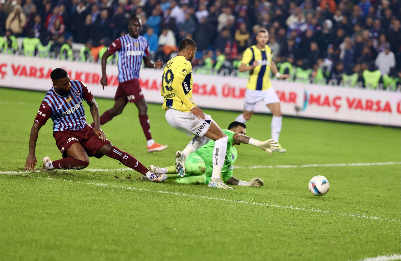 Ömer Üründül: ün gece Trabzon'da müthiş mücadele, maça damga vuran hakem ve VAR kararlarıyla ilginç bir maç izledik. Fenerbahçe ilk 15 dakikayı çok sıkıntılı geçirdi. Karşısında beklendiği gibi motive, hırslı ve agresif pres yapan bir rakip vardı. Sonra denge kuruldu ve F.Bahçe, En-Nesyri'nin mükemmel asistinde Fred'le skor avantajı yakaladı. İkinci devre yine Trabzon'un baskısıyla başladı. Sonra skandal bir VAR kararı geldi ve penaltıdan skor eşitlendi. Seyircisiyle birlikte Trabzon hücum girişimlerine devam etti, ardından ikinci penaltı golü geldi. Burada VAR'ın inceleme istemesi doğruydu. Sonra Mourinho hamlelere başladı, girenler doğruydu. Ama yürüyen Tadic'le formsuz Fred'i sahada tutarak ve çift santrfora dönerek rakibe aslında avantajlı bir ortam sundu. Sınırsız enerji harcayan Trabzonlu futbolcuların yorulmasıyla F.Bahçe yoğun bir baskı kurdu. Önce beraberliği buldu, sonra da uzatmanın son dakikasında Amrabat'la çok önemli 3 puanın sahibi oldu. Trabzonspor, sınırsız enerjiyle elinden geleni yaptı. (Sabah)