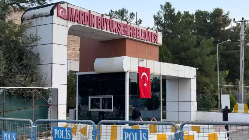Polisler, sabah saatlerinde belediye binalarını ablukaya aldı. Mardin Büyükşehir Belediye Başkanı Ahmet Türk, Halfeti Belediye Başkanı Mehmet Karayılan ve Batman Belediye Başkanı Gülistan Sönük görevinden alındı. Karara, sosyal medyadan gelen tepkiler şu şekilde:
