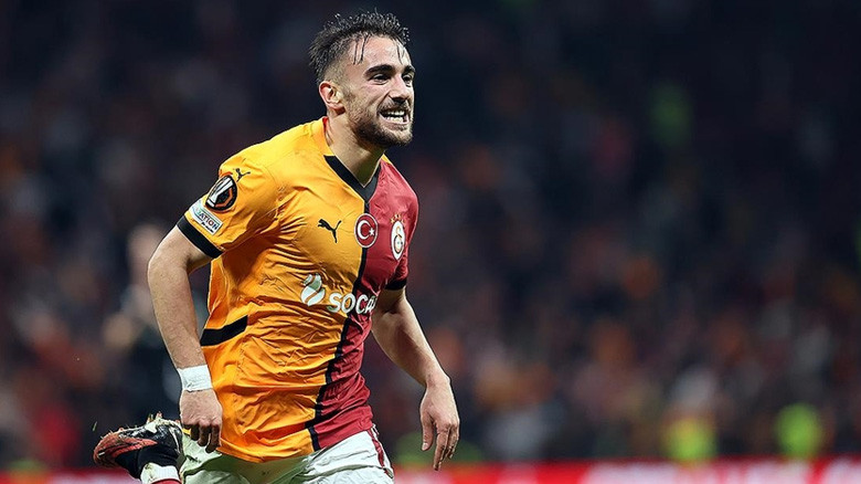 Yunus Akgün'ün Leicester City geçmişine değinilirken Barcelona'nın Arda Turan'dan bu yana hiçbir Türk futbolcuyu transfer etmediği belirtildi.